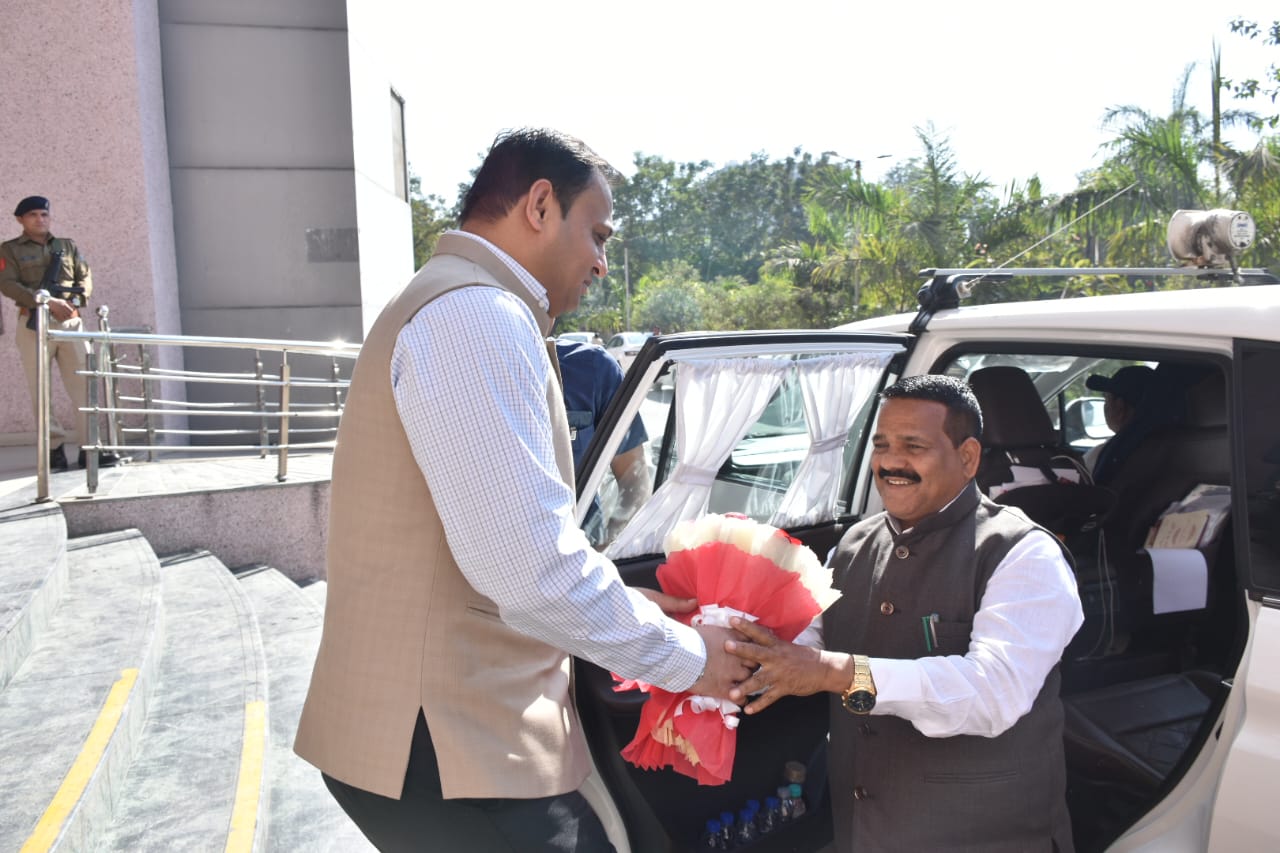 તા. ૧૬-૧૨-૨૦૨૪ ના રોજ પ્રભારી જિલ્લા ભરૂચ ખાતે વિકેન્દ્રિત જિલ્લા આયોજન, જિલ્લા ગ્રામ વિકાસ એજન્સી તથા ટ્રાયબલ સબ પ્લાનની વિવિધ યોજનાઓની સમિક્ષા કરી તેમજ જિલ્લામાં નાગરિકોની સુખાકારી માટે હાથ ધરવાના થતા કાર્યો સત્વરે પૂર્ણ કરી સુવિધા પુરી પાડવા ઉપર ભાર મૂકી સૂચનો કર્યા.